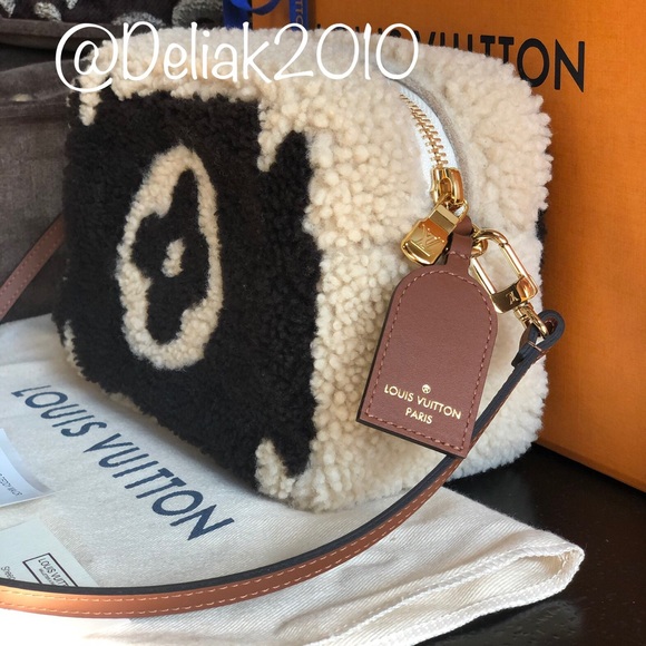 NEW Louis Vuitton Teddy Beach Pouch EXCLUSIVE 😍 - Picture 4 of 8
